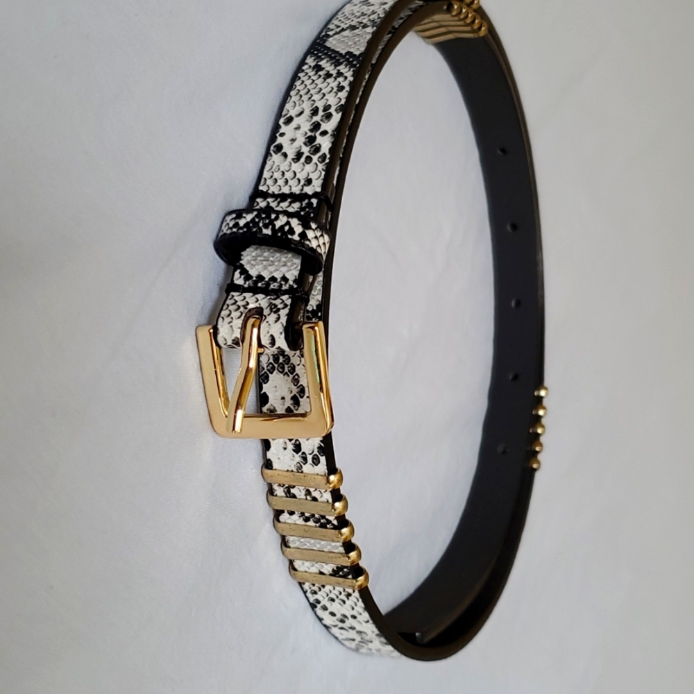 TARGET. Belts size S black and white